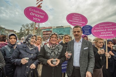 Kadına Uygulanan Şiddete Dikkat Çekmek İçin Erkeklere Kahve Dağıttılar