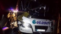 ŞELALE - Yolcu Otobüsü Seyir Halindeki Tıra Arkadan Çarptı; 14 Kişi Yaralandı