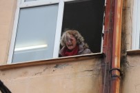 MEHMET BORA - Çaresizce Pencereden Çığlık Atarak Kurtarılmayı Bekledi