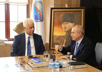 Derviş Eroğlu, Büyükçekmece'nin Yeni Belediye Binasına Tam Not Verdi