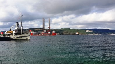 Dev Petrol Platformunu Taşıyan Gemi Boğaz'dan Geçti