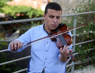 Görme engelli Filistinli'nin müzik tutkusu
