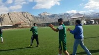 SARı KART - Hakemin Gösterdiği Kartlara Tepki Gösteren Futbolcular Sahayı Terk Etti