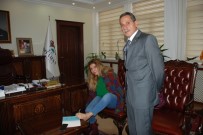 NACI KALKANCı - Kitabını Ayaklarıyla İmzalayıp Valiye Hediye Etti