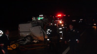 Ticari Araç Kamyona Çarptı Açıklaması 1 Ölü, 1 Yaralı