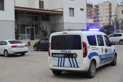 Yine Bir Kadın Açıklaması Hem De Evinin Önünde