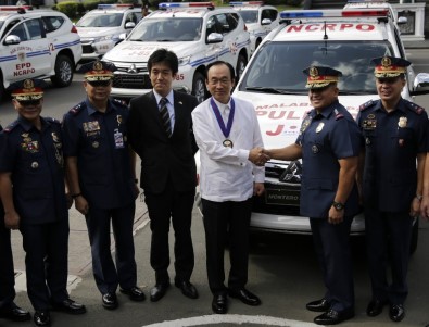 Japonya'dan Filipinler'e 100 Polis Aracı