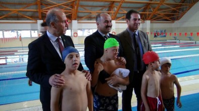 Kilis'te Down Sendromlu Çocuklar İçin Yüzme Kursu