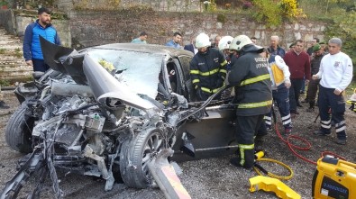 Bayan Sürücü Beton Mikserine Çarptı Kazada Sürücü Yaralandı