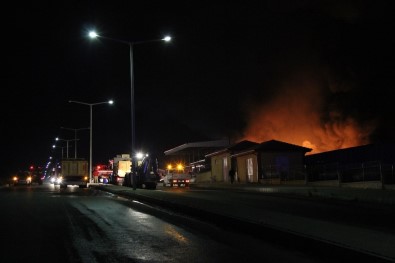 Karaman'daki Fabrika Yangını Kontrol Altına Alındı
