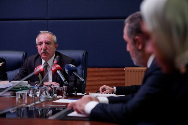 AK Partili vekil gözyaşlarına boğuldu