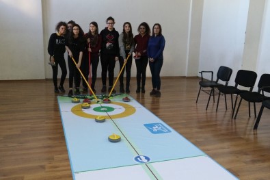 Adana'daki Okullarda Curling Eğitim Seminerleri Başladı