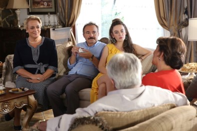 'Aile Arasında' İzmir'i Kahkahaya Boğacak