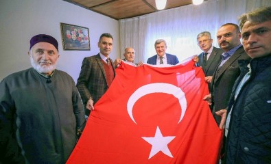 Başkan Karaosmanoğlu Gölcüklü Aileyi Ziyaret Etti