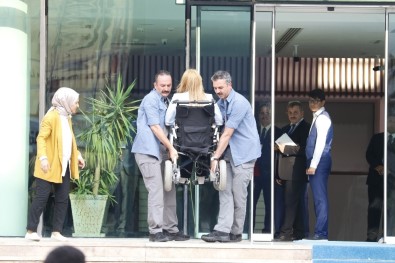 Engelli Milletvekilinin Korumalar Tarafından Taşındığı Protokol Girişine Engelli Asansörü