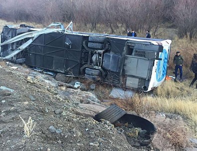 Erzincan'da yolcu otobüsü şarampole devrildi: 1 ölü 10 yaralı