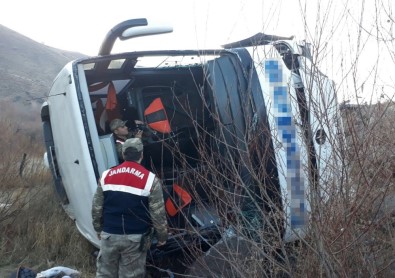 Erzincan'da Şarampole Devrilen Otobüste 1 Kişi Öldü, 25 Kişi Yaralandı