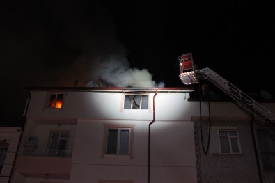 Karaman'da 5 Katlı Apartmanın Teras Katında Çıkan Yangın Korkuttu