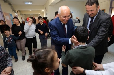 Özel Çocuklardan Başkan Yaşar'a Sevgi Seli