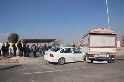 Şanlıurfa'da Otomobil Kamyonete Çarptı Açıklaması 4 Yaralı