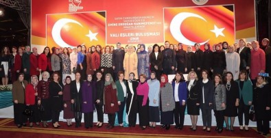 Vali Bilmez'in Eşi Meral Bilmez, İzmir'de Gönül Elçileri Buluşmasına Katıldı