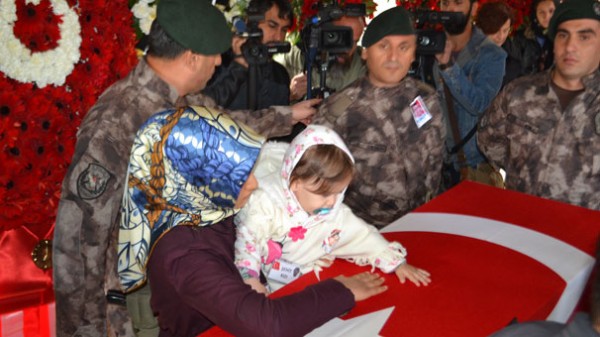 Şehit polisin cenaze namazını imam babası kıldırdı