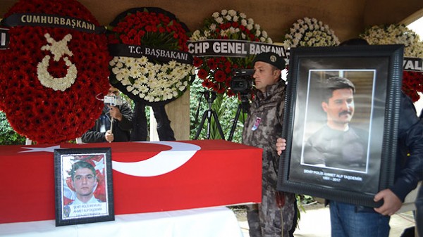 Şehit polisin cenaze namazını imam babası kıldırdı