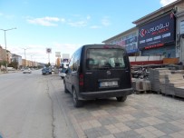 BOZÜYÜK BELEDİYESİ - Bozüyük Belediyesi Zabıta Müdürlüğü Ekiplerinden Araçlarını Kaldırımlara Park Eden Sürücülere Cezai İşlem