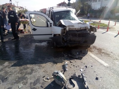 Samsun'da Kamyonet Tıra Çarptı Açıklaması 6 Yaralı