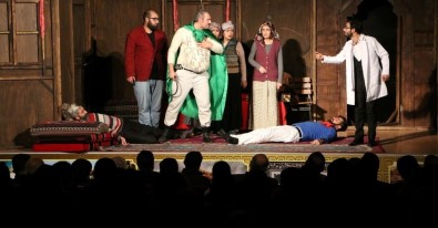Şehir Tiyatrosu 'Komşu Köyün Delisi' Tiyatro Oyunu İle Perdelerini Açıyor