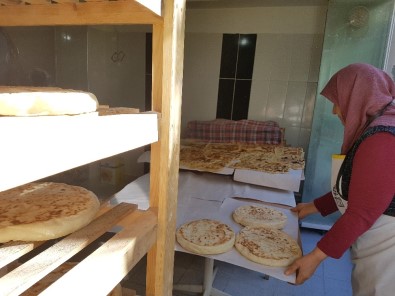Türk Ekmeği Bazlamanın İnceliklerini Emektarı Kezban Ana Anlattı