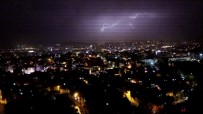 Gaziantep'te Art Arda Çakan Şimşekler, Geceyi Aydınlandı