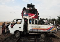 BALPıNAR - Batman'da Yolcu Treni İle Kamyonet Çarpıştı Açıklaması 2 Yaralı