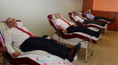 ESOGÜ Yöneticilerinden Kızılay'a Kan Bağışı Yapma Çağrısı