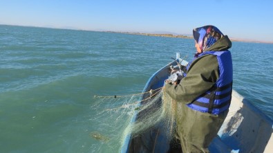 Göl Sularına Ağ Atan Kadın Balıkçılara Can Yeleği Ve Yağmurluk Dağıtılıyor