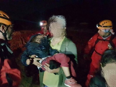 İzmir'de Dağda Kaybolarak Uçurumda Mahsur Kalan Aile Kurtarıldı