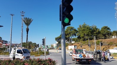 Trafik Lambası Her Yöne Yeşil Yanınca Araçlar Birbirine Girdi