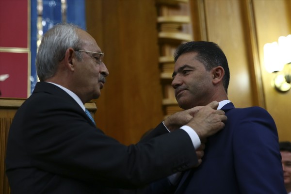 Kılıçdaroğlu Yarbay Mehmet Alkan'a rozet taktı