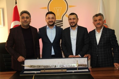 Çat Belediye Başkanı Duru, AK Parti İl Başkanı Yanar'a '15 Temmuz Adalet Kılıcı' Hediye Etti