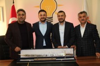 KAMIL DURU - Çat Belediye Başkanı Duru, AK Parti İl Başkanı Yanar'a '15 Temmuz Adalet Kılıcı' Hediye Etti
