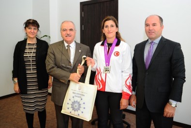 Dünya 2'Ncisi Okçudan Rektör Harmandar'a Ziyaret