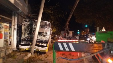 Direksiyon Başında Kalp Krizi Geçiren Otobüs Şoförü Dehşet Saçtı...O Anlar Kamerada