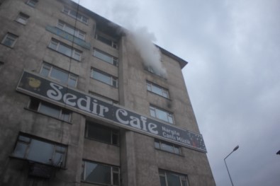 Ağrı'da İş Merkezinde Çıkan Yangın Korkuttu