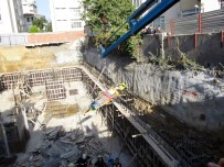 CADDEBOSTAN - Beton Mikserinin Pompası Patladı Açıklaması İşçileri Böyle Çıkardılar