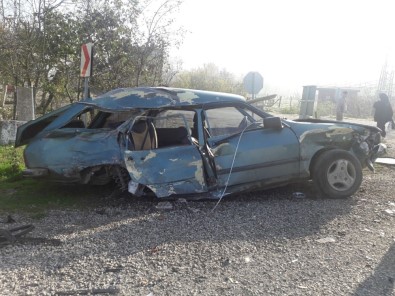 Kamyonun Çarptığı Otomobil Hurdaya Döndü Açıklaması 1 Yaralı