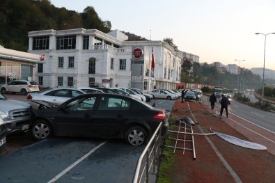 Şoför Direksiyonda Uyudu, Kaldırımı Aşıp Park Halindeki Araçların Arasına Daldı