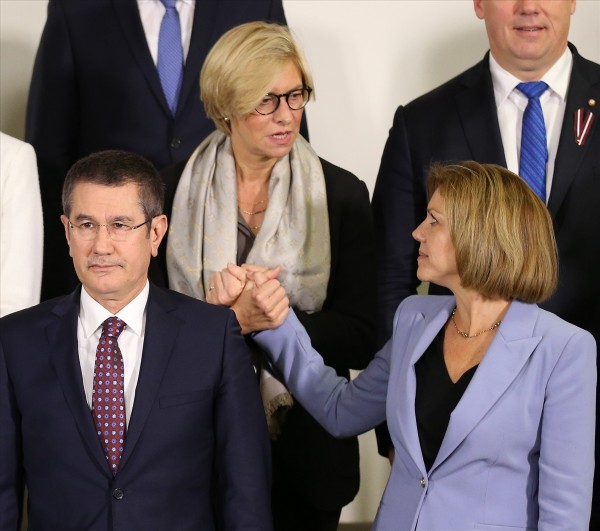 NATO karargahında 'Topuk Sesleri'