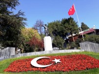 ONARIM ÇALIŞMASI - Atatürk Heykeli Çevresine Kırmızı Çiçekler
