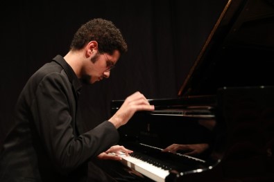 Genç Piyanist Cem Esen Piyano Festivali'nde Sahne Aldı