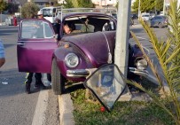 İSTİKLAL CADDESİ - Otomobil Elektrik Direğine Çarptı Açıklaması 2 Yaralı